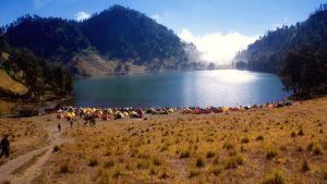 5 Tempat Wisata di Kaki Gunung Semeru Alamnya Mempesona