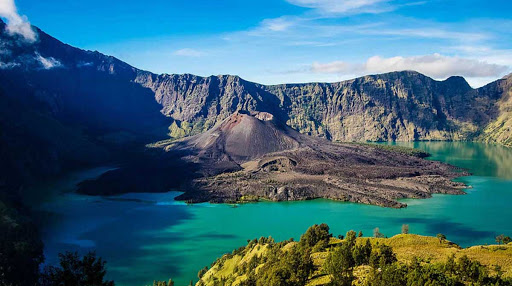 7 Gunung Yang Mempunyai Pemandangan Terindah Di Indonesia